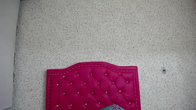 Snapshot of luly_pink chatting on December 16, 4:06 am luly pink online show from December 16, 4:06 am