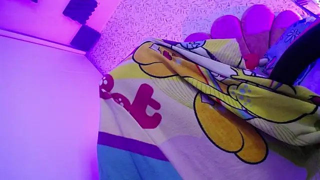 luly pink online show from May 19, 4:08 am