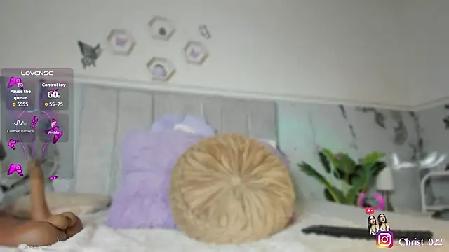 Snapshot of christal_cutee chatting on March 8, 4:05 am christal cutee online show from March 8, 4:05 am