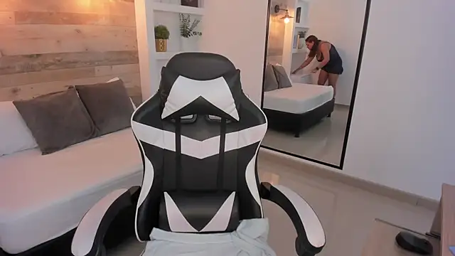 zoe danae  online show from February 11, 12:32 pm