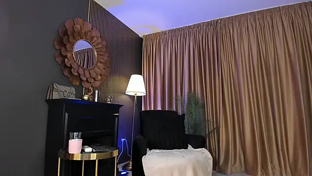 Snapshot of LovingBlondie chatting on June 18, 2:56 am LovingBlondie online show from June 18, 2:56 am