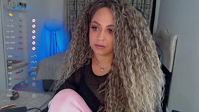 Snapshot of _Just_a_queen_3 chatting on January 13, 6:24 pm Just a queen 3 online show from January 13, 6:24 pm