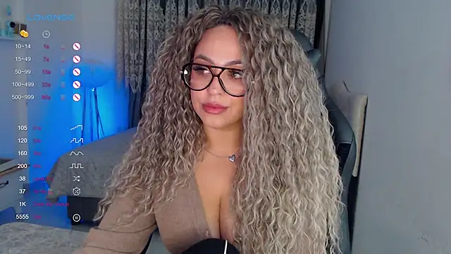 Snapshot of _Just_a_queen_3 chatting on January 19, 8:29 am Just a queen 3 online show from January 19, 8:29 am