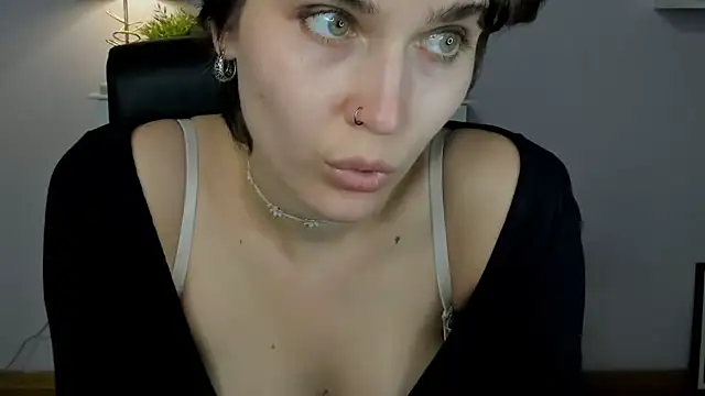 Snapshot of sarah_perfect chatting on May 21, 12:34 pm sarah perfect online show from May 21, 12:34 pm