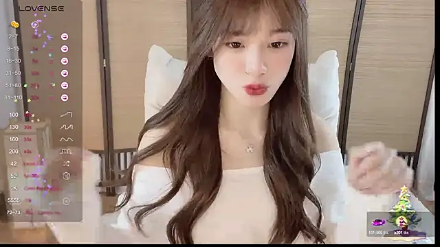 Snapshot of Yuuuuuly chatting on December 17, 3:28 pm Yuuuuuly online show from December 17, 3:28 pm