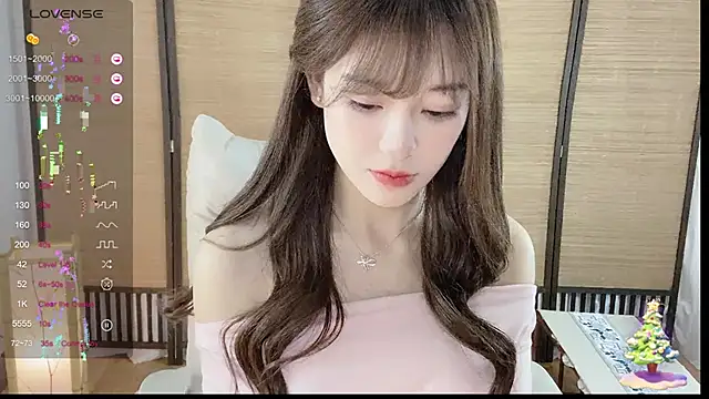 Snapshot of Yuuuuuly chatting on December 18, 1:34 pm Yuuuuuly online show from December 18, 1:34 pm