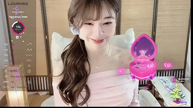 Snapshot of Yuuuuuly chatting on December 18, 4:49 pm Yuuuuuly online show from December 18, 4:49 pm