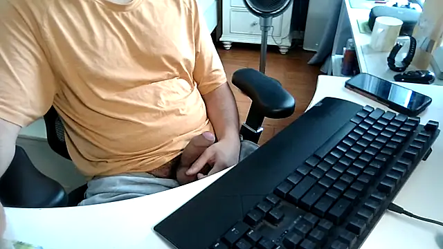 Snapshot of big-pig chatting on June 30, 4:35 am big-pig online show from June 30, 4:35 am