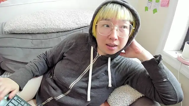 Snapshot of luxgray chatting on May 19, 2:23 pm luxgray online show from May 19, 2:23 pm