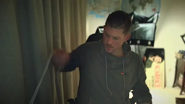 Snapshot of Rock_Pierce chatting on February 13, 10:33 pm Rock Pierce online show from February 13, 10:33 pm