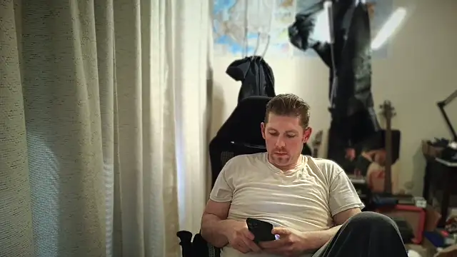 Snapshot of Rock_Pierce chatting on March 12, 6:44 pm Rock Pierce online show from March 12, 6:44 pm