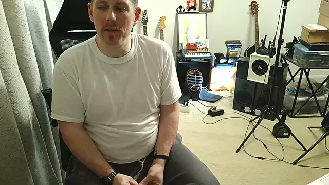 Snapshot of Rock_Pierce chatting on November 3, 11:15 pm Rock Pierce online show from November 3, 11:15 pm