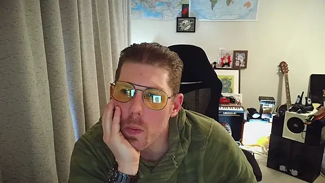 Snapshot of Rock_Pierce chatting on November 19, 7:36 pm Rock Pierce online show from November 19, 7:36 pm