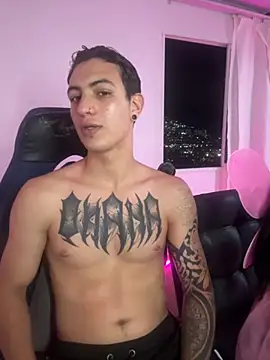 Snapshot of aliensexy chatting on November 2, 12:24 am aliensexy online show from November 2, 12:24 am