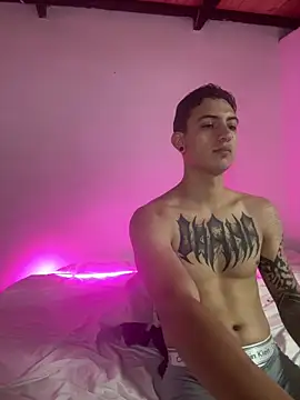 Snapshot of aliensexy chatting on December 18, 2:50 am aliensexy online show from December 18, 2:50 am