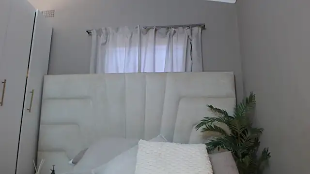 naughtyblackdolie online show from January 29, 9:44 am