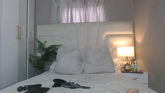 naughtyblackdolie online show from December 4, 5:28 am