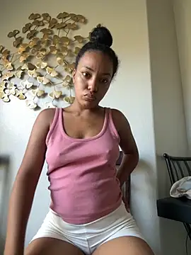 Snapshot of juicyyy323 chatting on October 5, 7:34 pm juicyyy323 online show from October 5, 7:34 pm