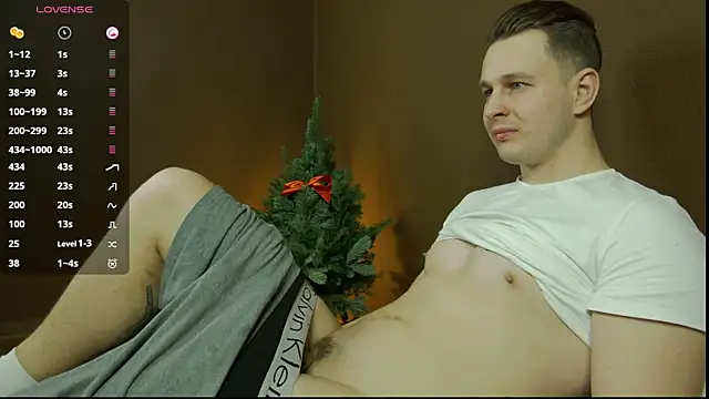 Snapshot of charlie_smiley chatting on December 16, 4:45 am charlie smiley online show from December 16, 4:45 am