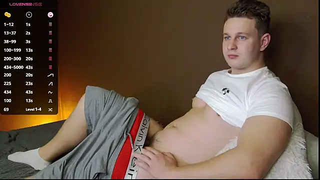 Snapshot of charlie_smiley chatting on October 13, 2:22 am charlie smiley online show from October 13, 2:22 am