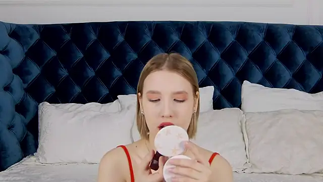 LiliLinn online show from February 18, 4:48 am