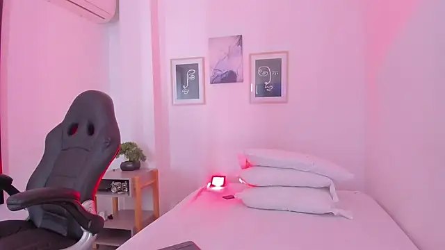 ellamontoya online show from December 20, 12:45 pm