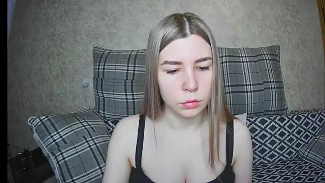 Snapshot of ElllaNuar chatting on March 13, 5:54 am ElllaNuar online show from March 13, 5:54 am