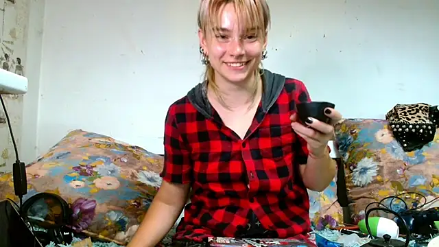 Snapshot of Sophie_Bell chatting on June 24, 5:23 pm Sophie Bell online show from June 24, 5:23 pm