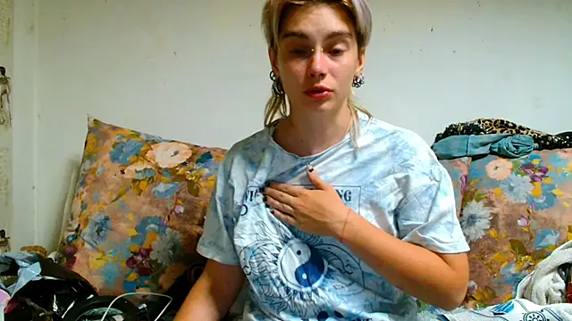 Snapshot of Sophie_Bell chatting on July 4, 11:00 pm Sophie Bell online show from July 4, 11:00 pm