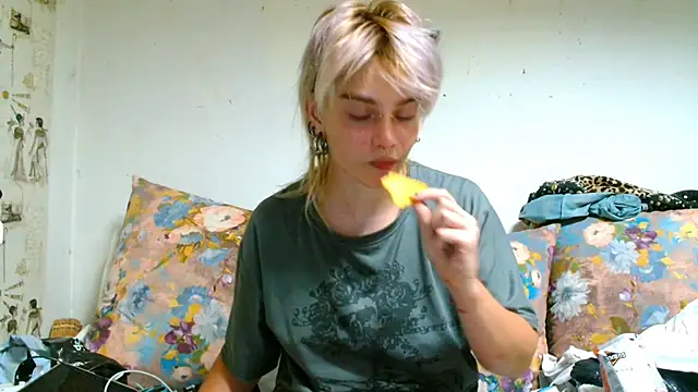 Snapshot of Sophie_Bell chatting on July 5, 8:38 pm Sophie Bell online show from July 5, 8:38 pm