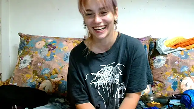 Snapshot of Sophie_Bell chatting on July 18, 9:51 pm Sophie Bell online show from July 18, 9:51 pm