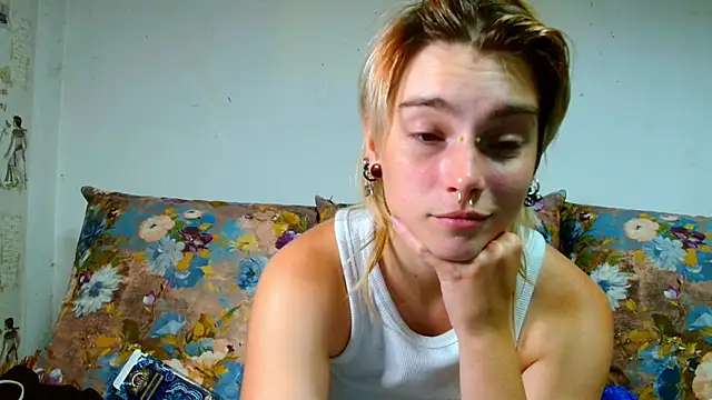 Snapshot of Sophie_Bell chatting on August 2, 10:52 pm Sophie Bell online show from August 2, 10:52 pm
