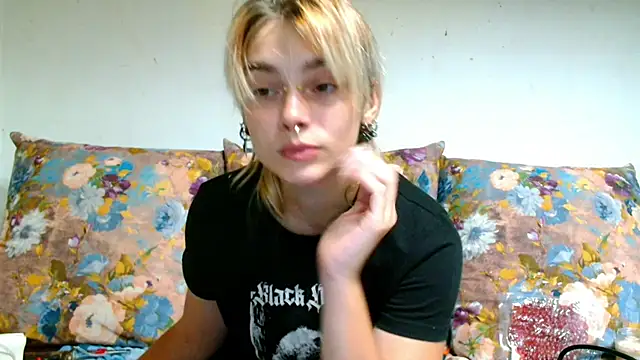 Snapshot of Sophie_Bell chatting on August 4, 8:55 pm Sophie Bell online show from August 4, 8:55 pm