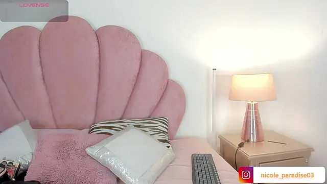 Snapshot of Nicole_Paradise chatting on June 25, 1:15 pm Nicole Paradise online show from June 25, 1:15 pm