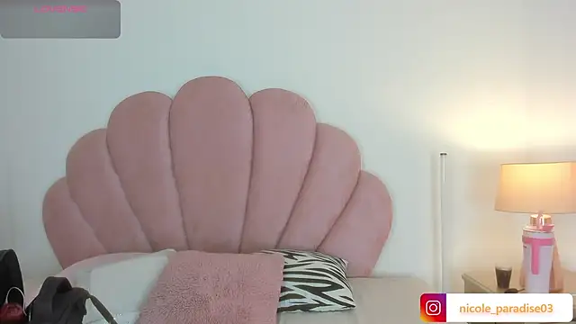 Snapshot of Nicole_Paradise chatting on July 4, 2:01 pm Nicole Paradise online show from July 4, 2:01 pm