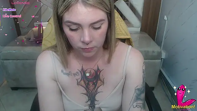 Snapshot of Paula_b_ chatting on June 11, 12:43 am Paula b online show from June 11, 12:43 am