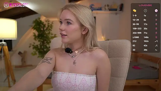 LexieLoree online show from January 17, 4:06 am