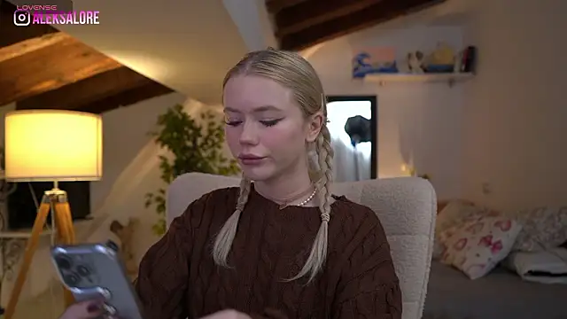 LexieLoree online show from January 18, 4:05 am