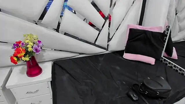 Snapshot of CooperEmma_ chatting on May 23, 1:33 am CooperEmma online show from May 23, 1:33 am