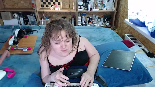 Snapshot of MiniNatalie chatting on October 2, 11:28 am MiniNatalie online show from October 2, 11:28 am