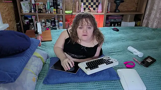 Snapshot of MiniNatalie chatting on November 10, 6:34 am MiniNatalie online show from November 10, 6:34 am