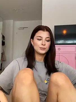 Mia-Minou online show from February 5, 11:59 am