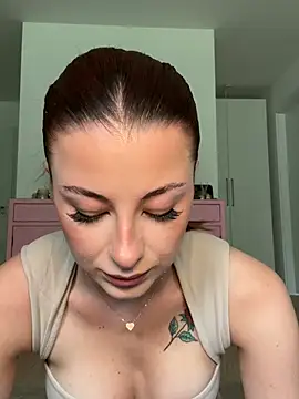 Mia-Minou online show from July 4, 8:42 am