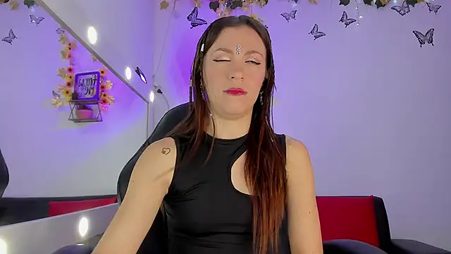 Snapshot of roxanne_jones1 chatting on February 11, 7:48 pm roxanne jones1 online show from February 11, 7:48 pm
