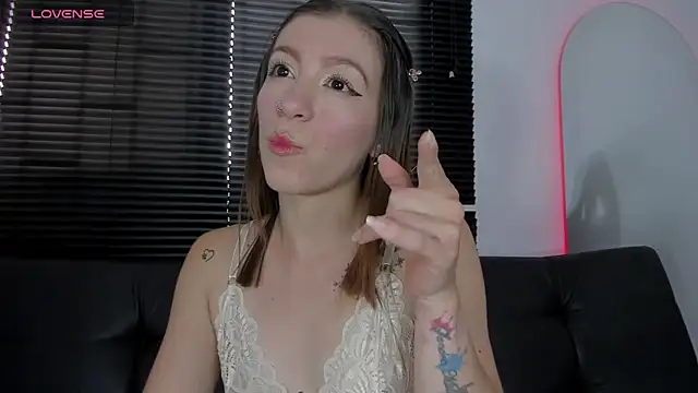 roxanne jones1 online show from April 22, 9:27 pm