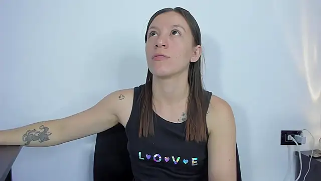 Snapshot of roxanne_jones1 chatting on June 12, 6:07 pm roxanne jones1 online show from June 12, 6:07 pm