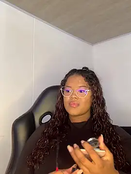 Snapshot of antonella_19x chatting on December 14, 9:35 pm antonella 19x online show from December 14, 9:35 pm