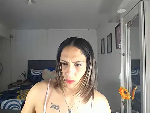 Snapshot of Corina_hot chatting on May 6, 11:32 pm Corina hot online show from May 6, 11:32 pm