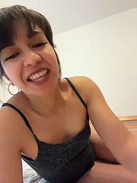 Snapshot of BitchyBratxxx chatting on February 19, 8:32 am BitchyBratxxx online show from February 19, 8:32 am