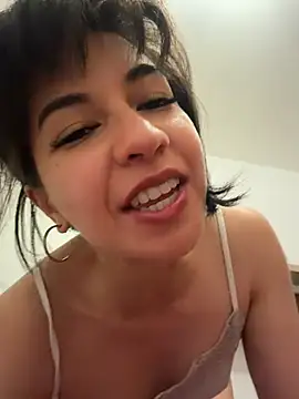 Snapshot of BitchyBratxxx chatting on March 13, 9:32 pm BitchyBratxxx online show from March 13, 9:32 pm